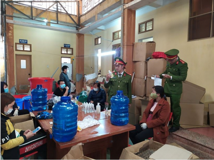 Lực lượng chức năng phát hiện hoạt hàng nghìn lọ dung dịch rửa tay không đảm bảo chất lượng tại xưởng sản xuất của Công ty Thiên Y Việt.