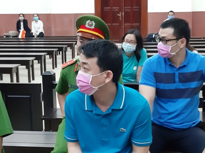 Bị cáo Nguyễn Minh Hùng cùng các bị cáo đeo khẩu trang đến tòa phúc thẩm VN Pharma. (Ảnh: Dân Trí).
