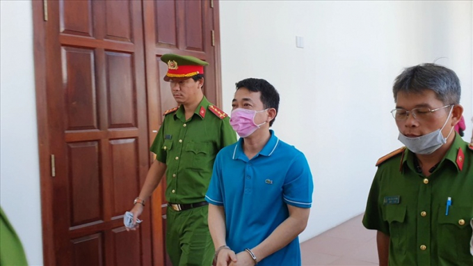 Bị cáo Nguyễn Minh Hùng được áp giải tới phòng xử. (Ảnh: Lao Động).