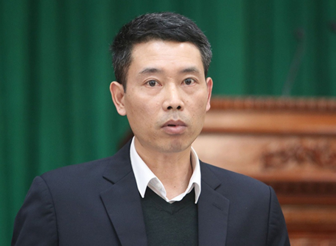 Phó Chủ tịch UBND quận Hà Đông Nguyễn Quang Ngọc trả lời báo chí về vụ cưỡng chế Công viên nước Thanh Hà. (Ảnh: IT).
