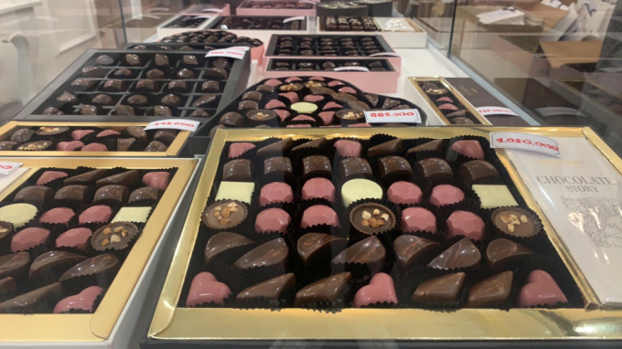 Những hộp quà tặng chocolate có giá đến hàng triệu đồng trong ngày lễ tình nhân 14/2.