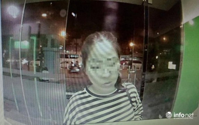 Camera ghi lại hình ảnh cô gái bước vào buồng ATM sau khi chị Lan rời đi. (Ảnh: Infonet).