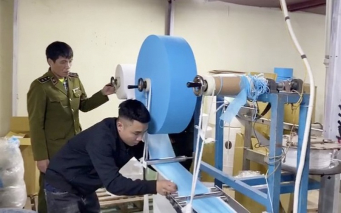Vụ việc Công ty TNHH Việt Hàn sản xuất khẩu trang bằng giấy vệ sinh khiến dư luận phẫn nộ.