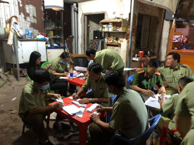 Lực lượng chức năng kiểm tra kho hàng trên đường Lương Thế Vinh (quận Tân Phú, TP HCM).