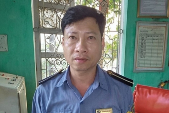 Anh Dương Văn Kiên, nhân viên gác chắn đường sắt nhanh trí ngăn tai nạn tàu hỏa. (Ảnh: Lao Động).