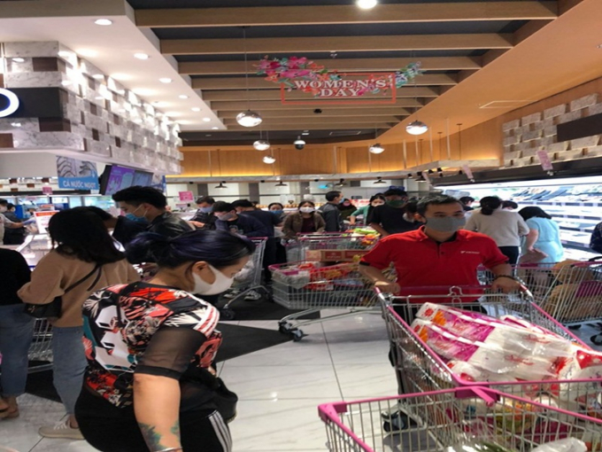 Người dân đổ đi siêu thị mua sắm sáng 7/3.