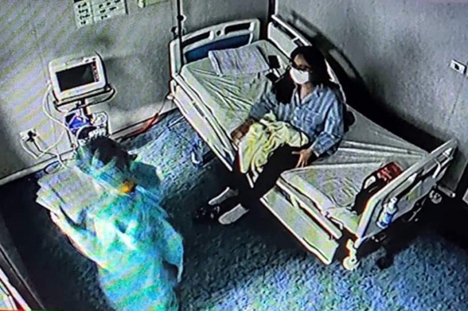 Hình ảnh nhân viên y tế chăm sóc bệnh nhân nhiễm Covid-19 đầu tiên ở Hà Nội. (Ảnh: Vietnamnet).