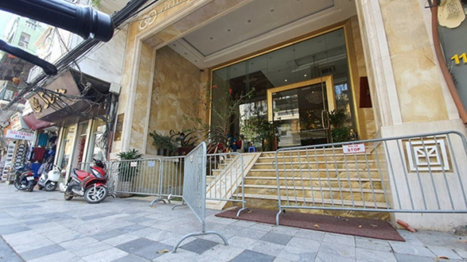 Cổng khách sạn Golden Sillk tại Hàng Gai cũng đã bị rào lại. (Ảnh: Thanh Niên).
