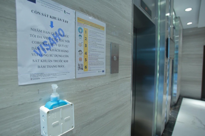 Chung cư cũng trang bị nước rửa tay cho cư dân ngay tại sảnh cầu thang máy.