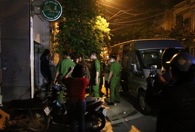 Lực lượng chức năng tiến hành bắt giữ ông Nguyễn Minh Khoa. (Ảnh: Tiền Phong).