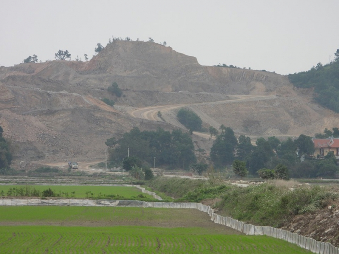 Đường dẫn vào khu mỏ khai thác của Xi măng Xuân Thành giáp với những làng quê.