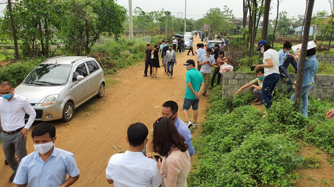 Hình ảnh nhà đầu tư đổ xô đi xem đất ở khu vực ngoại thành Hà Nội giữa mùa dịch Covid-19.