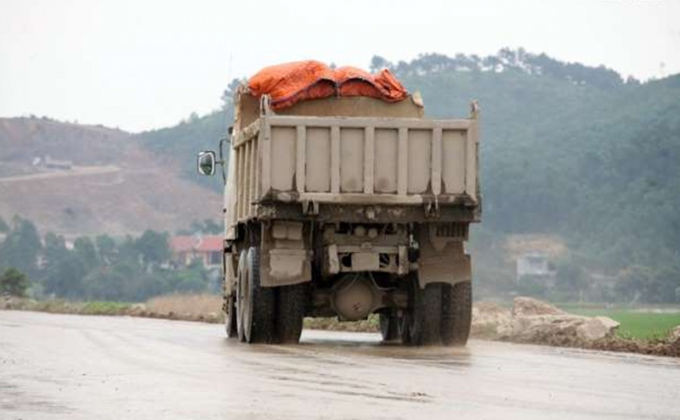 Những chiếc xe tải chở đá sét của xi măng Xuân Thành phủ đất bẩn như 
