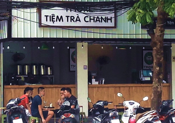 Nhiều hàng quán trên phố Nguyễn Khang vẫn hoạt động tụ tập đông người bất chấp lệnh cấm.