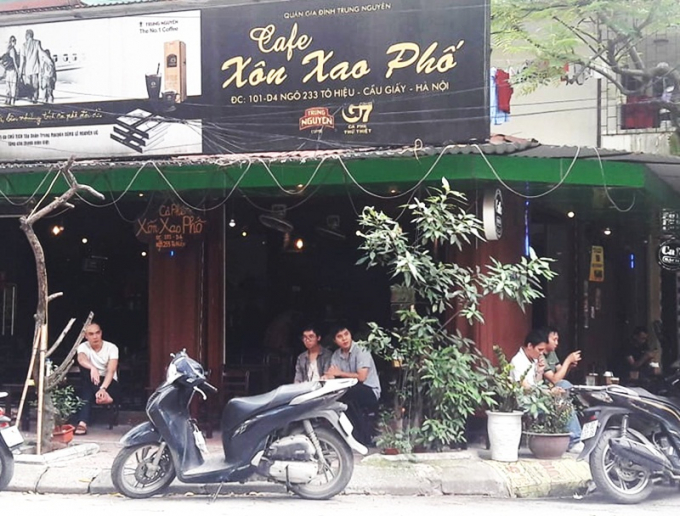 Hàng loạt quán cà phê ở Hà Nội vô tư mở cửa hoạt động bất chấp lệnh cấm của Chủ tịch UBND TP Nguyễn Đức Chung.