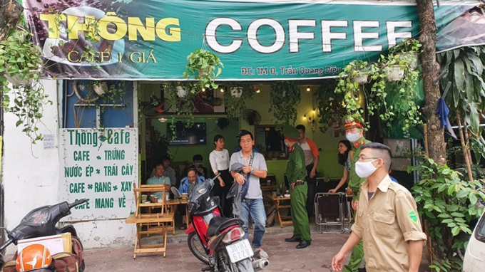 Lực lượng công an phường vào tận quán tuyên truyền, vận động chủ quán cà phê tạm thời đóng cửa.
