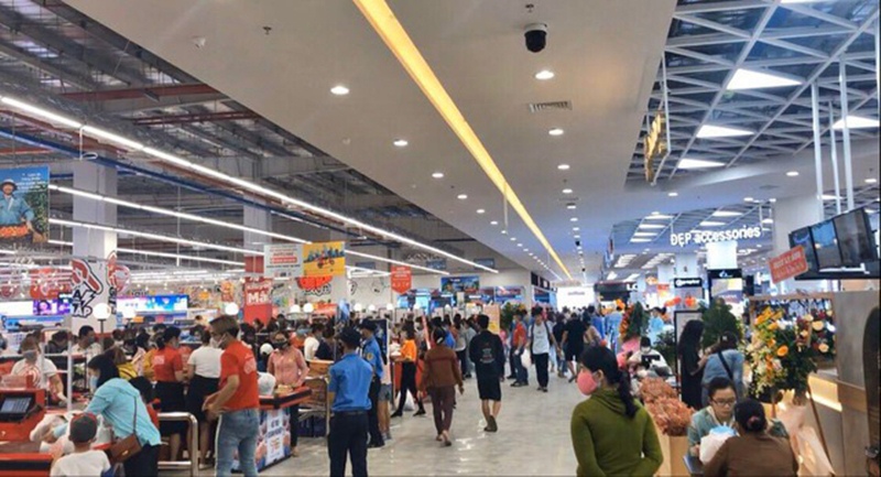 Hàng ngàn người đến mua sắm tại BigC Quảng Ngãi.