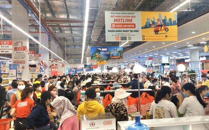 Cả ngàn người chen chân mua sắm ở BigC Quảng Ngãi giữa mùa Covid-19. (Ảnh: IT).
