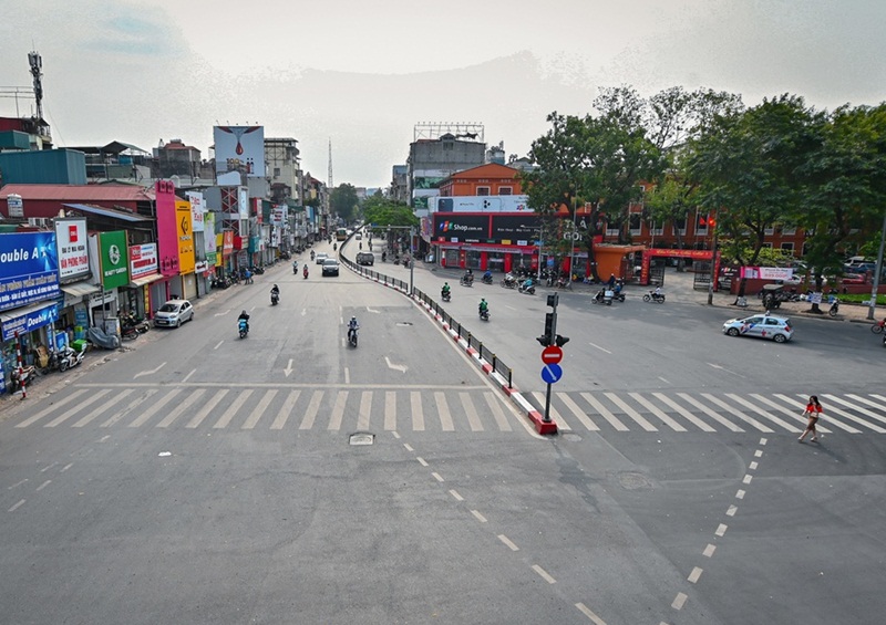 Đường phố Hà Nội vắng phương tiện qua lại vì người dân hạn chế ra đường phòng dịch Covid-19. (Ảnh: IT).