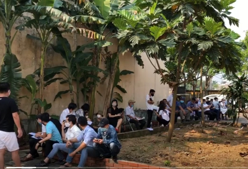 Rất đông người dân tụ tập để đấu giá đất ngay tại cơ quan nhà nước ở tỉnh Thừa Thiên - Huế. (Ảnh: Cắt từ video VTC).