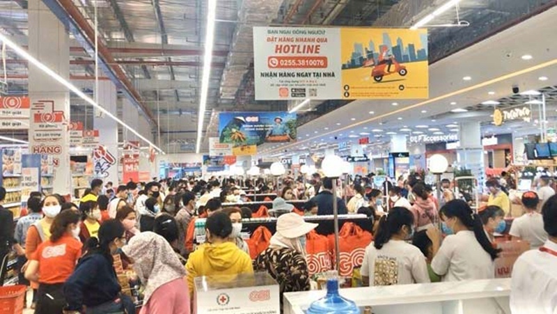 Rất đông người dân đến mua sắm nhân ngày khai trương của siêu thị BigC Go Quảng Ngãi. (Ảnh: Dân Việt).