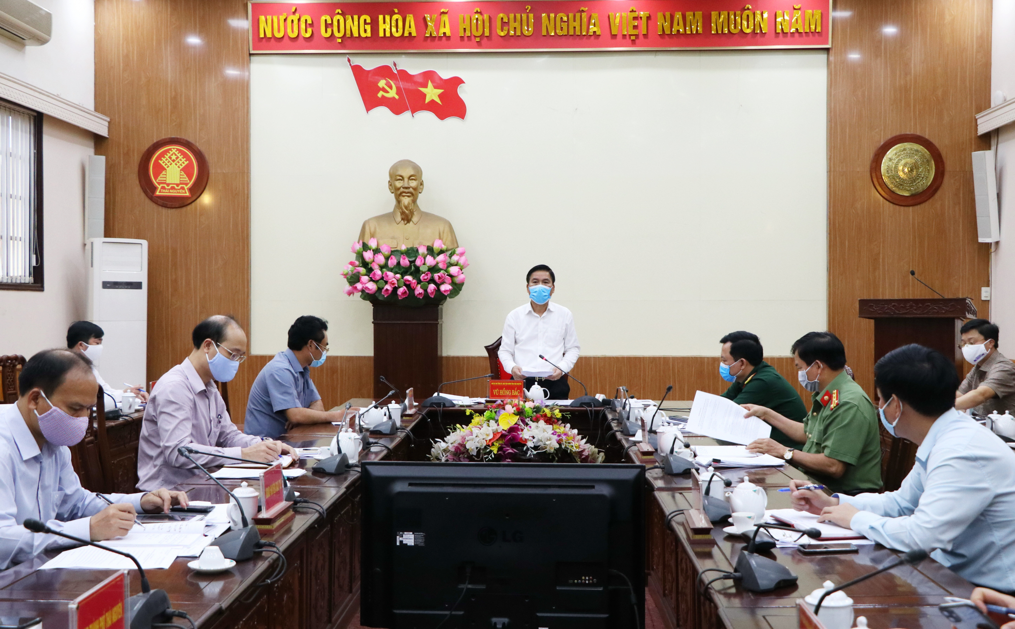 Chủ tịch tỉnh Thái Nguyên chủ trì buổi họp khẩn ngay sau khi phát hiện ca bệnh đầu tiên, bệnh nhân 178. (Ảnh: CTTĐT).
