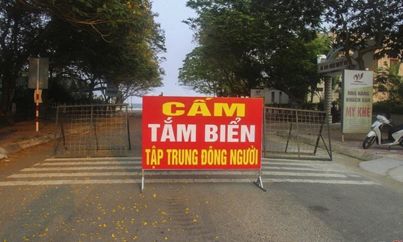 Lực lượng chức năng Quảng Ngãi lập chốt cấm tắm biển trong những ngày cách ly toàn xã hội. (Ảnh: Zing.vn).
