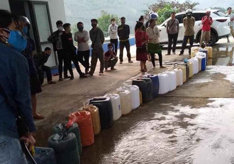 Người dân xếp can hàng dài mua xăng tại cây xăng ở xã Mường Sai, huyện Sông Mã vào sáng nay 1/4 (Ảnh: VOV.VN)