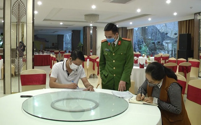 Đại diện khách sạn Mường Thanh Sa Pa ký biên bản vi phạm. (Ảnh: UBND thị xã Sa Pa)