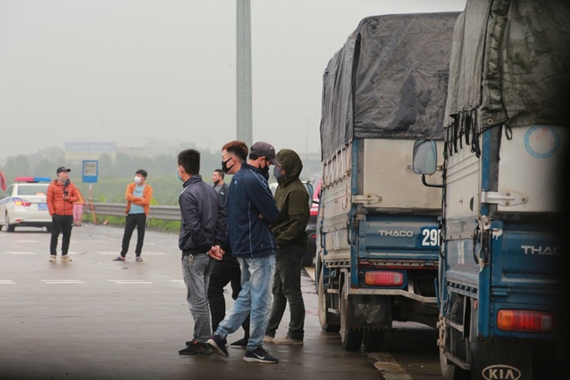 Cảnh xe tải xếp hàng dài trên Quốc lộ vì không được lưu thông qua Hải Phòng ngày 2/4. (Ảnh: Dân Trí).