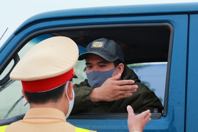 Lực lượng CSGT vận động các xe tải mang BKS Hà Nội quay đầu, theo lệnh cách ly toàn xã hội. (Ảnh: Dân Trí).