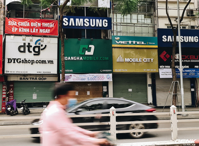 Ảnh hưởng của dịch Covid-19 khiến nhiều cửa hàng, doanh nghiệp kinh doanh ở Hà Nội phải đóng cửa. (Ảnh: IT).