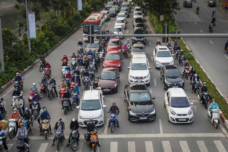 Đường phố Hà Nội có hiện tượng người dân ùn ùn ra đường dù chưa hết cách ly xã hội.
