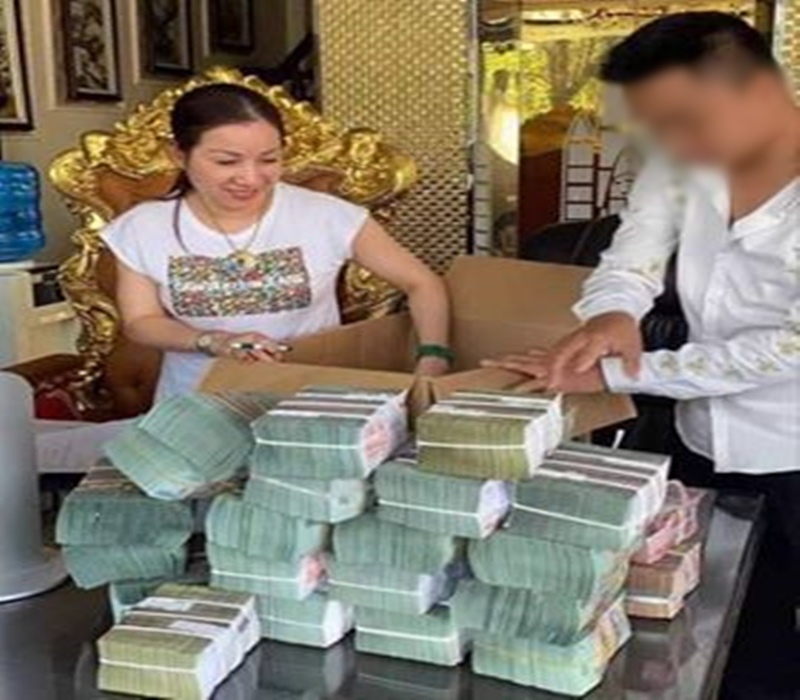 Đối tượng Nguyễn Thị Dương (vợ Đường Nhuệ) đếm tiền đăng tải trên mạng xã hội.