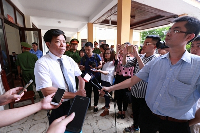 Luật sư Lê Văn Thiệp trả lời báo chí trong phiên tòa xét xử bác sĩ Hoàng Công Lương tháng 5/2018.