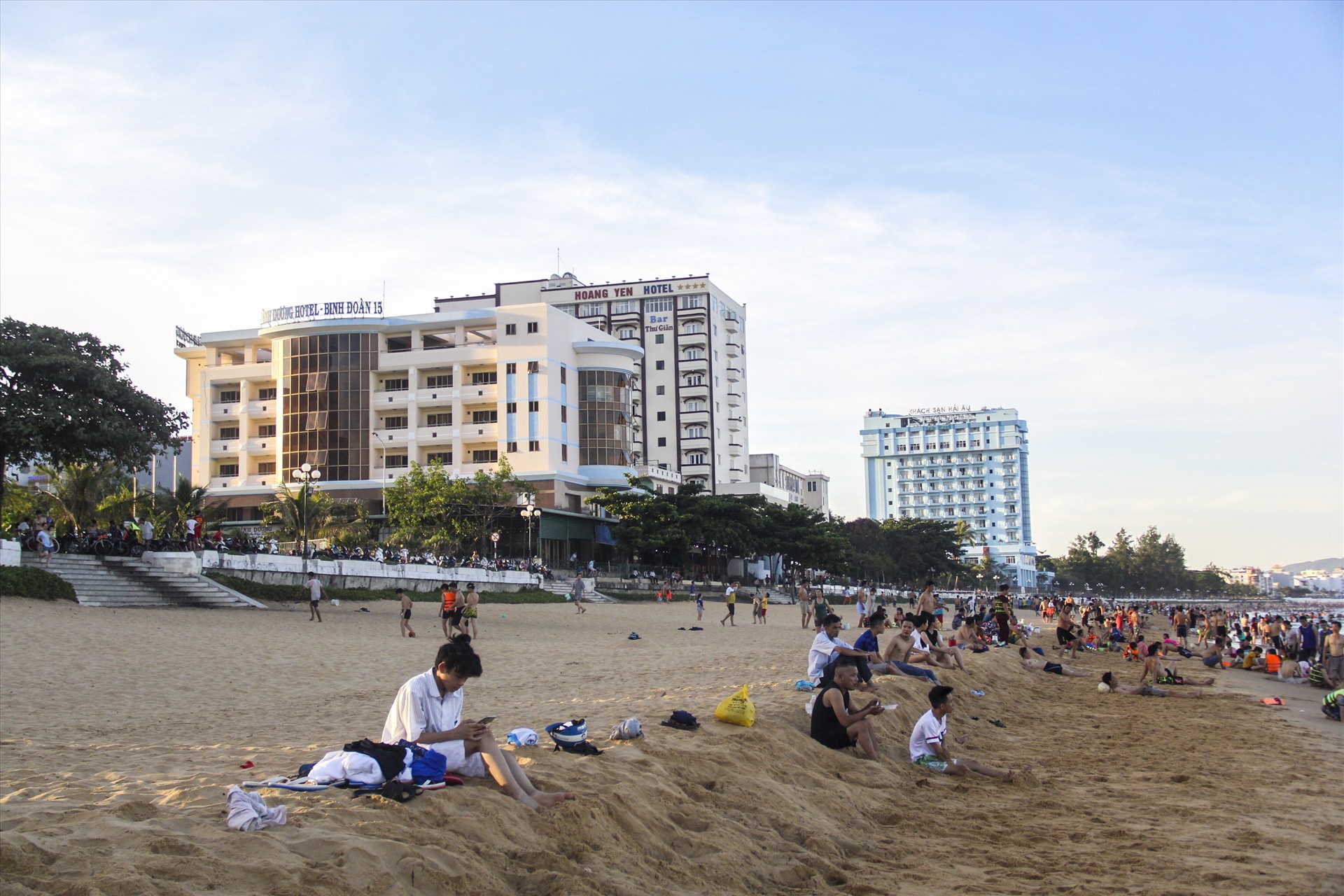 Các khách sạn Bình Dương, Hoàng Yến, Hải Âu dọc theo bờ biển Quy Nhơn. (Ảnh: Lao Động).