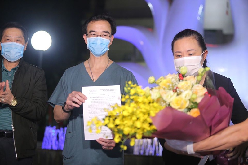 G.S Nguyễn Quang Tuấn, Giám đốc Bệnh viện Bạch Mai (ở giữa) nhận quyết định dỡ phong tỏa, cách ly. (Ảnh: CTV).