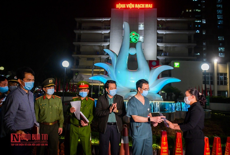 Lãnh đạo Bệnh viện Bạch Mai nhận quyết định dỡ bỏ phong tỏa, cách ly. (Ảnh: Người Đưa Tin).