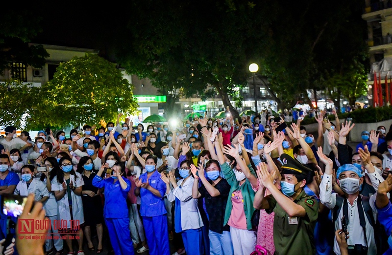 Hình ảnh các y, bác sĩ và người nhà bệnh nhân tại Bệnh viện Bạch Mai ăn mừng dỡ phong tỏa, cách ly. (Ảnh: Người Đưa Tin).
