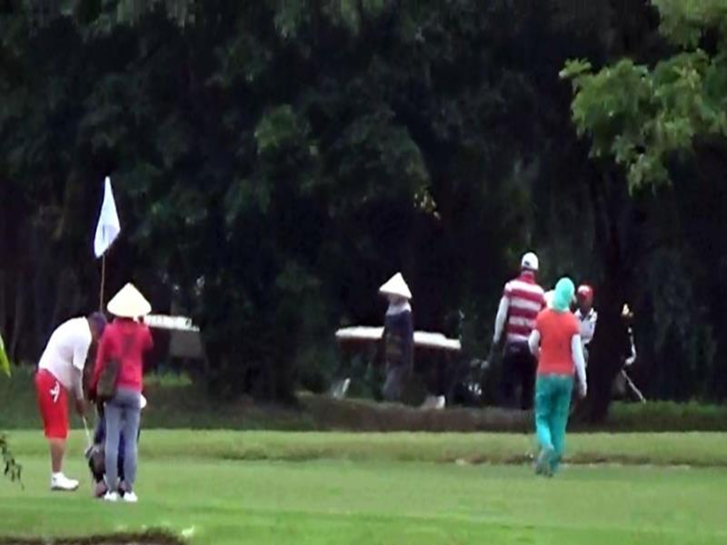 Sân golf Cửa Lò (Nghệ An) mở cửa đón khách bất chấp lệnh phòng dịch Covid-19. (Ảnh: Tổ quốc).