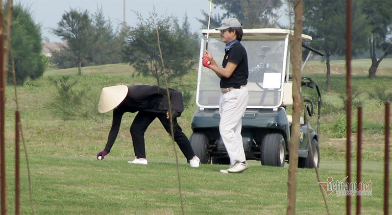 Khách chơi golf tại Sân golf Xuân Thành Hà Tĩnh chiều 15/4. (Ảnh: Vietnamnet.vn).