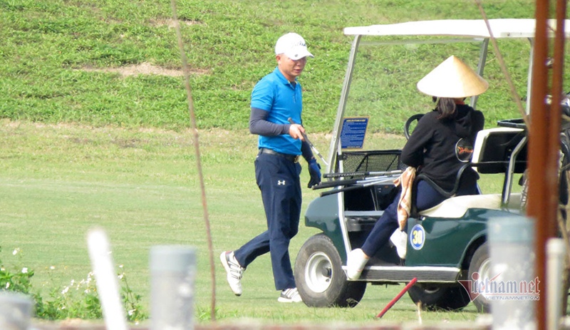 Khách chơi golf không đeo khẩu trang. (Ảnh: Vietnamnet.vn).
