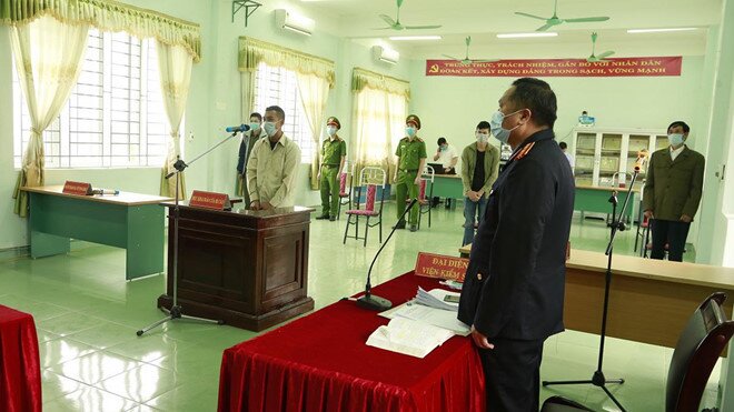 Phiên tòa xét xử đối tượng chống người thi hành công vụ trong phòng, chống dịch Covid-19 tại Quảng Ninh được đưa ra xét xử chỉ sau gần 1 tuần xảy ra vụ việc. (Ảnh: IT).