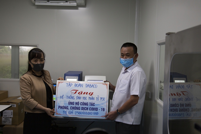 Tập đoàn Dabaco tặng máy xét nghiệm Covid-19 giá 2,56 tỷ đồng cho tỉnh Bắc Ninh.