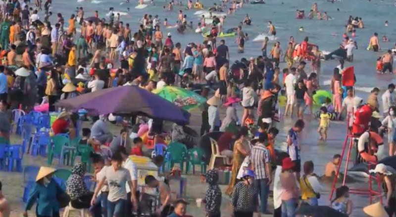 Biển Sầm Sơn (Thanh Hóa) chật kín người trong dịp nghỉ lễ. (Ảnh: VTC News).