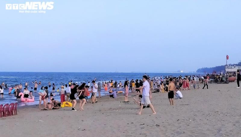 Biển Cửa Lò (Nghệ An) cũng đông kín du khách trong chiều 30/4.
