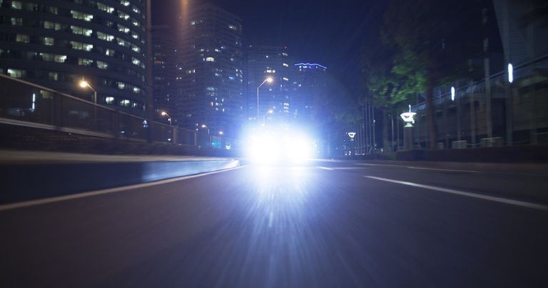 Theo các chuyên gia và bạn đọc, việc sử dụng đèn chiếu xe ở Việt Nam còn chưa được người tham gia giao thông có ý thức thực hiện vì thế việc bật đèn xe ban ngày càng không hợp lý.
