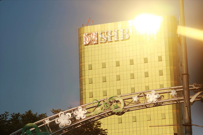 Tòa nhà SHB Đà Nẵng lắp kính phản quang màu vàng gây bức xúc cho người dân. (Ảnh: Lao Động).