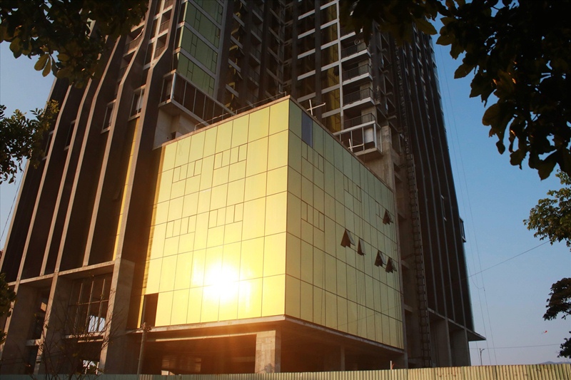 Tổ hợp khách sạn và căn hộ P.A Tower lắp kính phản quang màu vàng gây bức xúc. (Ảnh: Lao Động).