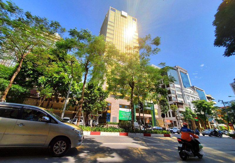 Hình ảnh tòa cao ốc Vietcombank trên đường Láng Hạ không khác gì 2 tòa cao ốc 